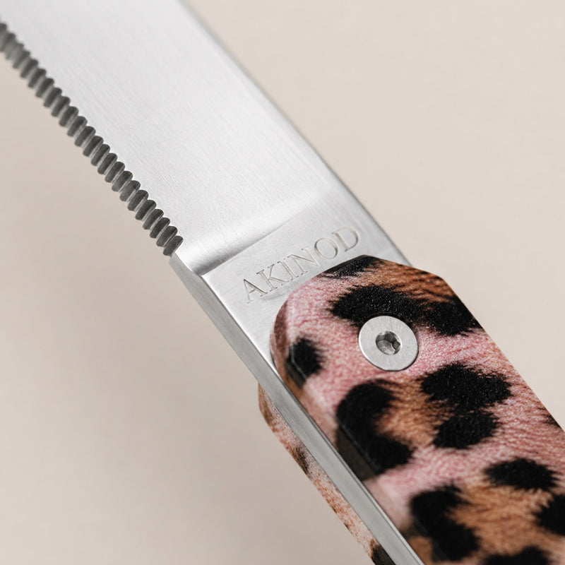 The click for real: an engraved Akinod blade